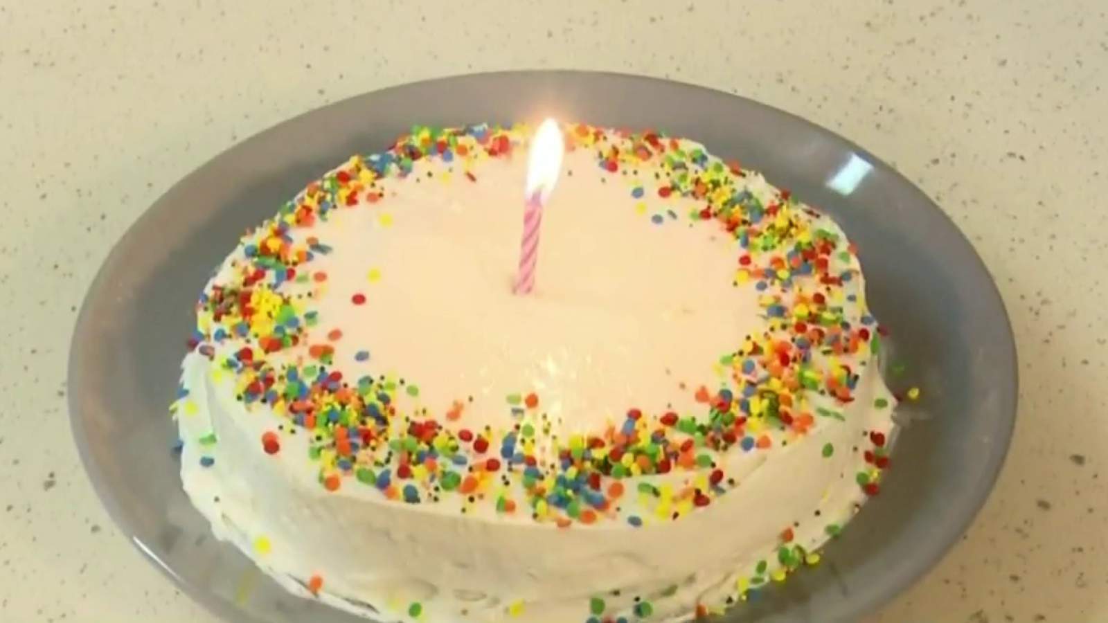 Make a birthday cake in five minutes in the microwave? Here’s how to do it!