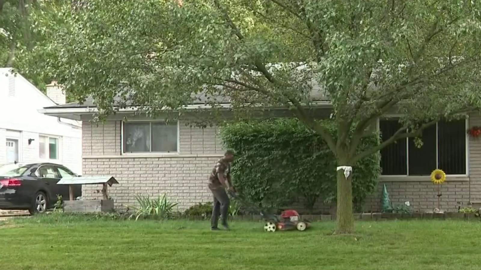 Man traveling the U.S. mowing veterans' lawns stops in Canton, gets a surprise from Ford