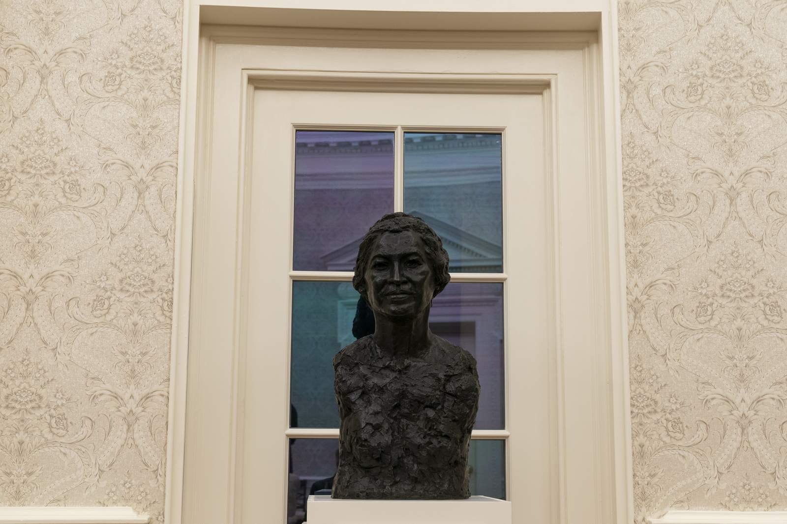 Detroit artist’s sculpture of Rosa Parks featured in Biden’s Oval Office