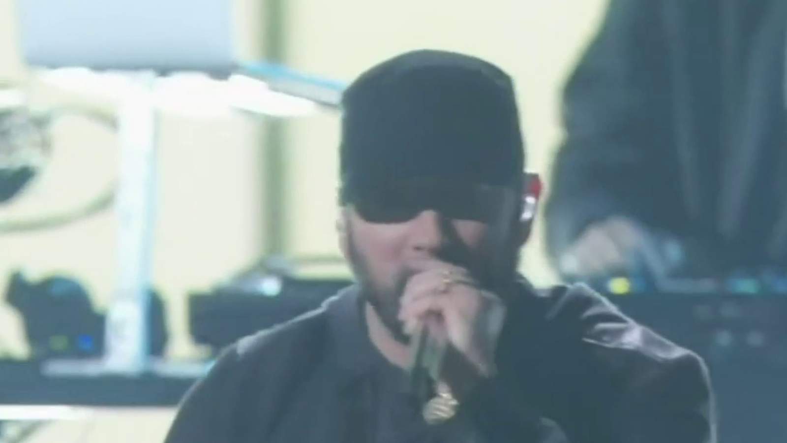 Eminem performs 'Lose Yourself' at 2020 Oscars