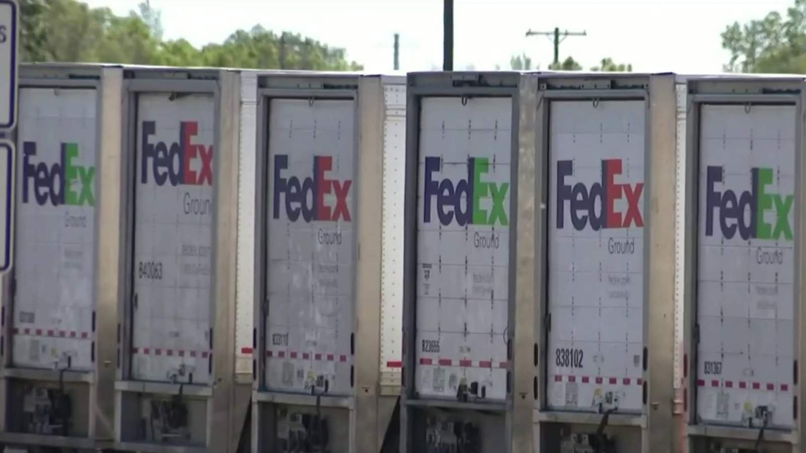 Oak Park FedEx facility struggles to mail out packages, residents say