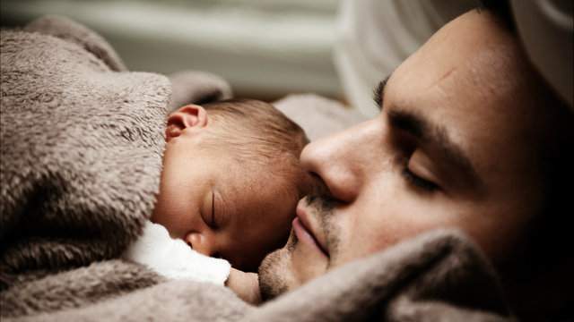 16 simple ways new dads can help new moms
