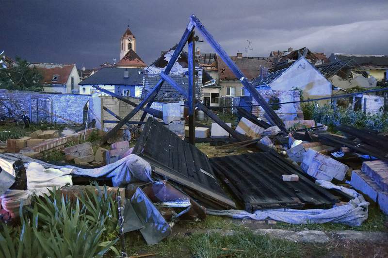 5 dead, hundreds injured by rare tornado in Czech Republic