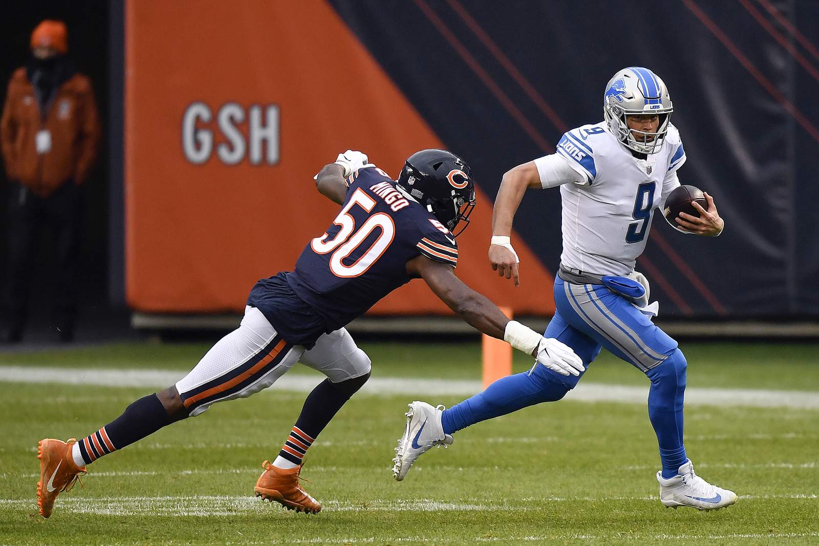 Bears use towel on soggy Soldier Field turf, lose chance at FG
