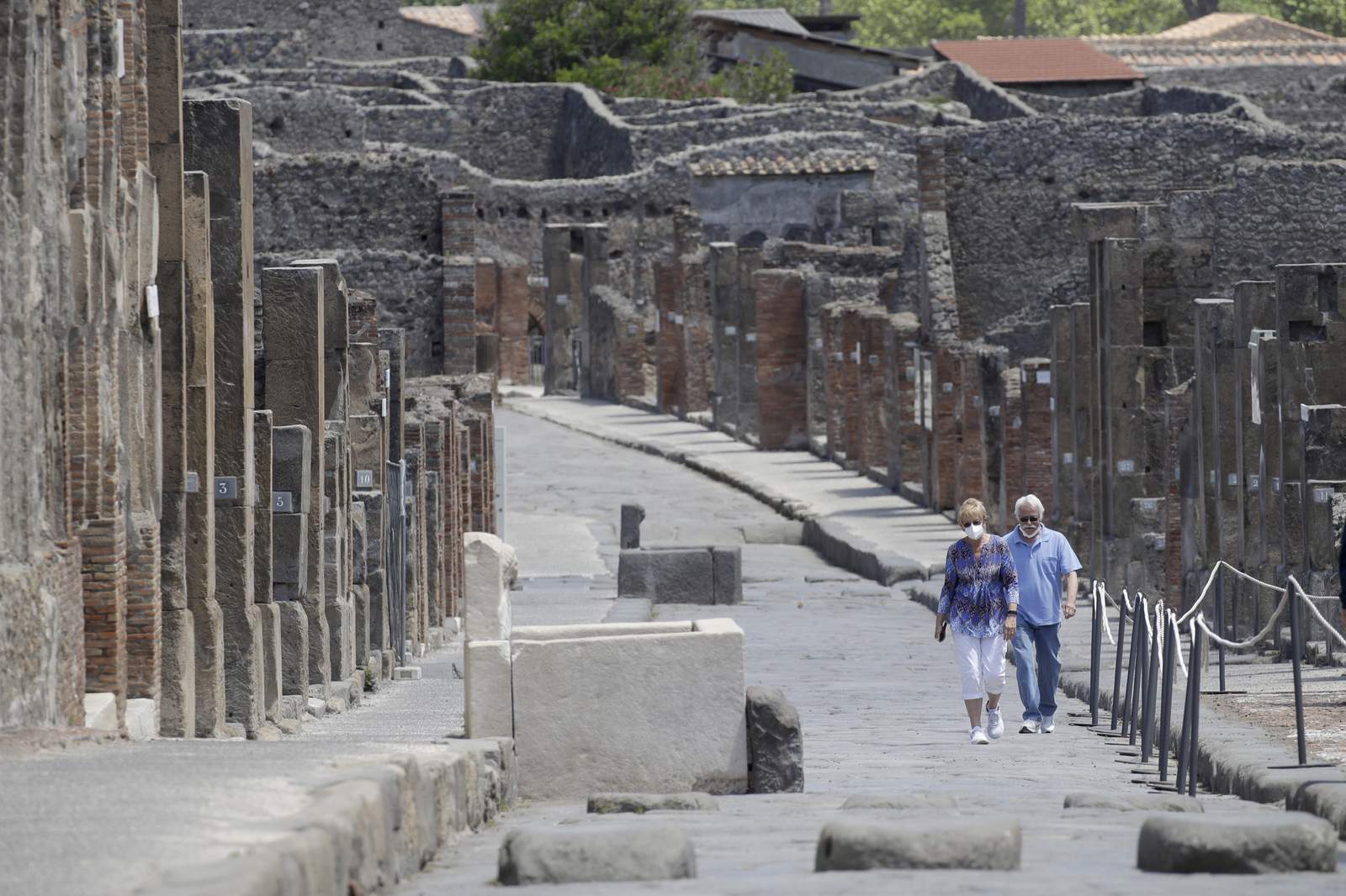 US couple waits 2 1/2 months in lockdown to visit Pompeii