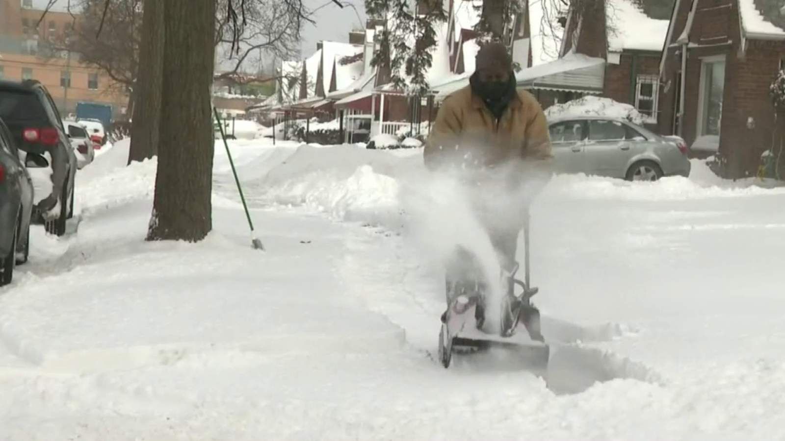 Detroit man helps neighbors clear driveways, sidewalks of snow