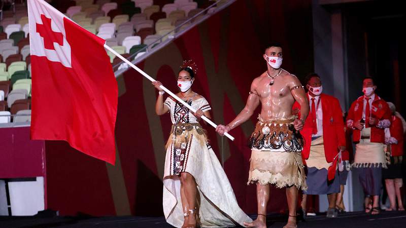 'Shirtless Tongan' Pita Taufatofua leads country during Parade of Nations
