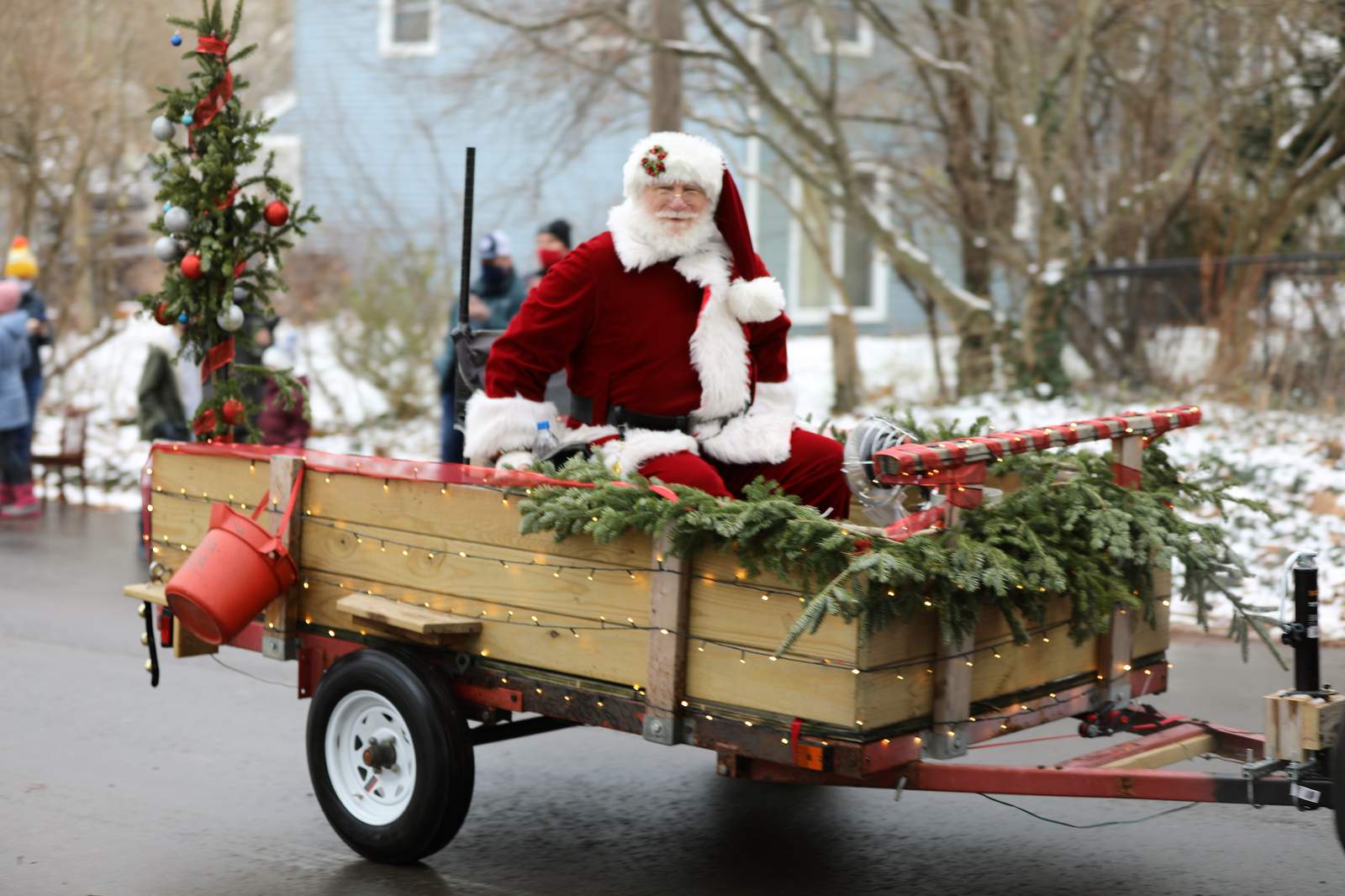 Ann Arbor mom organizes socially distant Santa’s ‘sleigh ride’ in northside neighborhood
