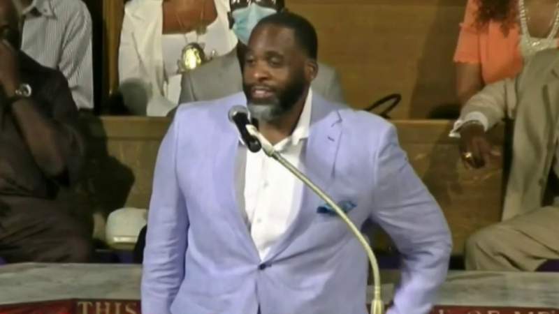 Kwame Kilpatrick preaches at Detroit church in first public appearance since prison release