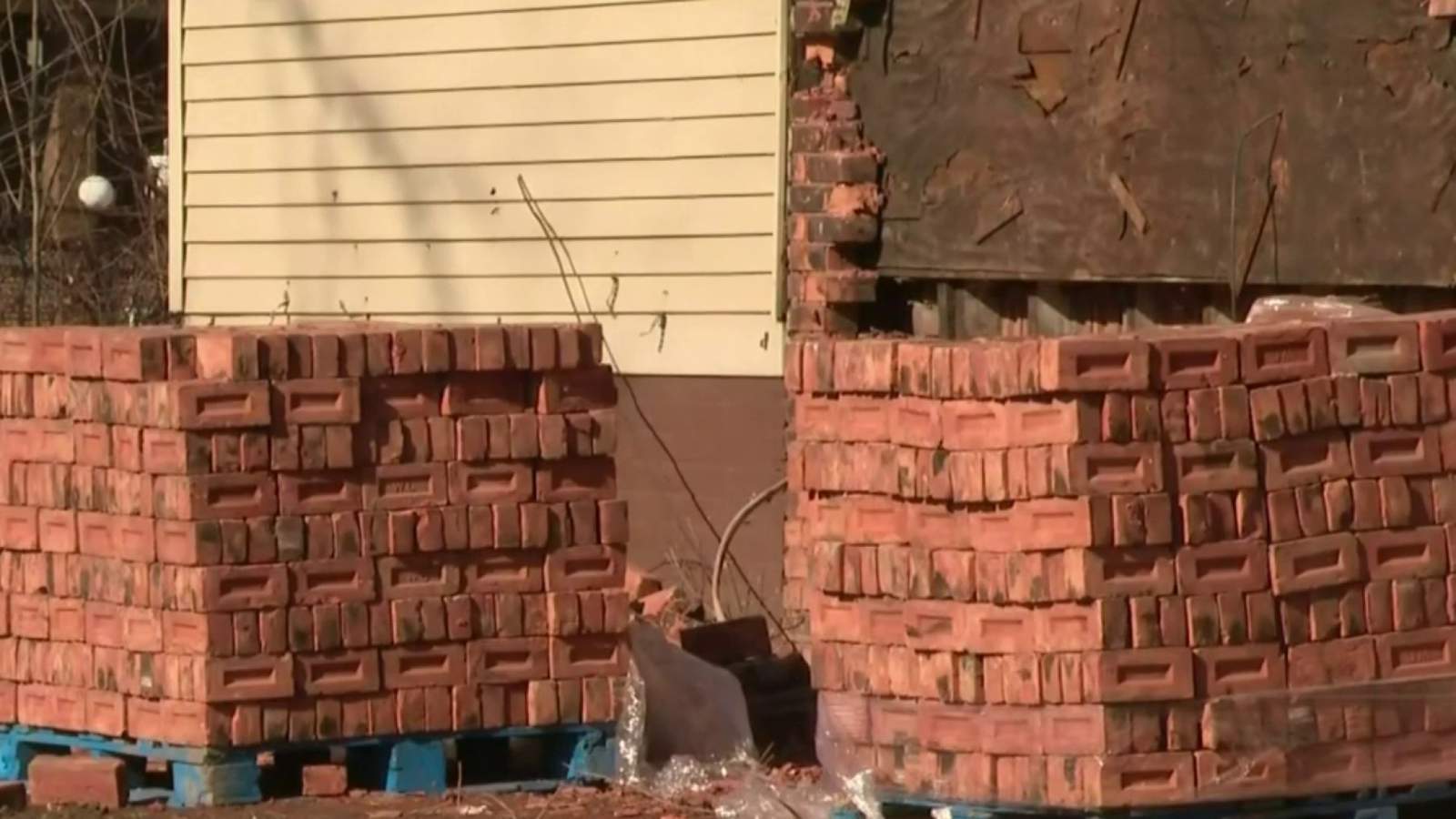 Police arrest 2 men who stole bricks while posing as demolition workers