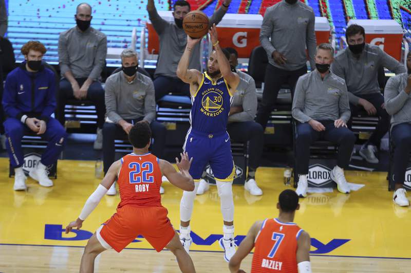 Curry makes 11 3s, scores 49 points to help Warriors roll