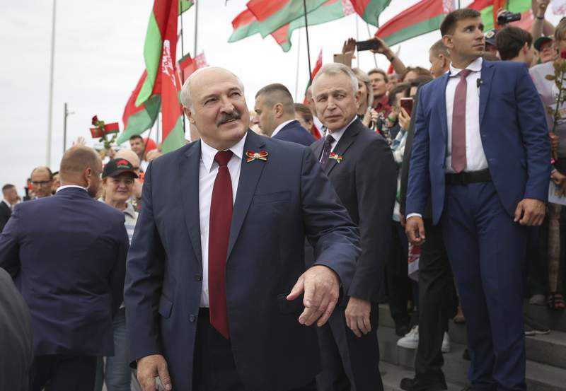 Belarus government blocks media outlet, detains reporters