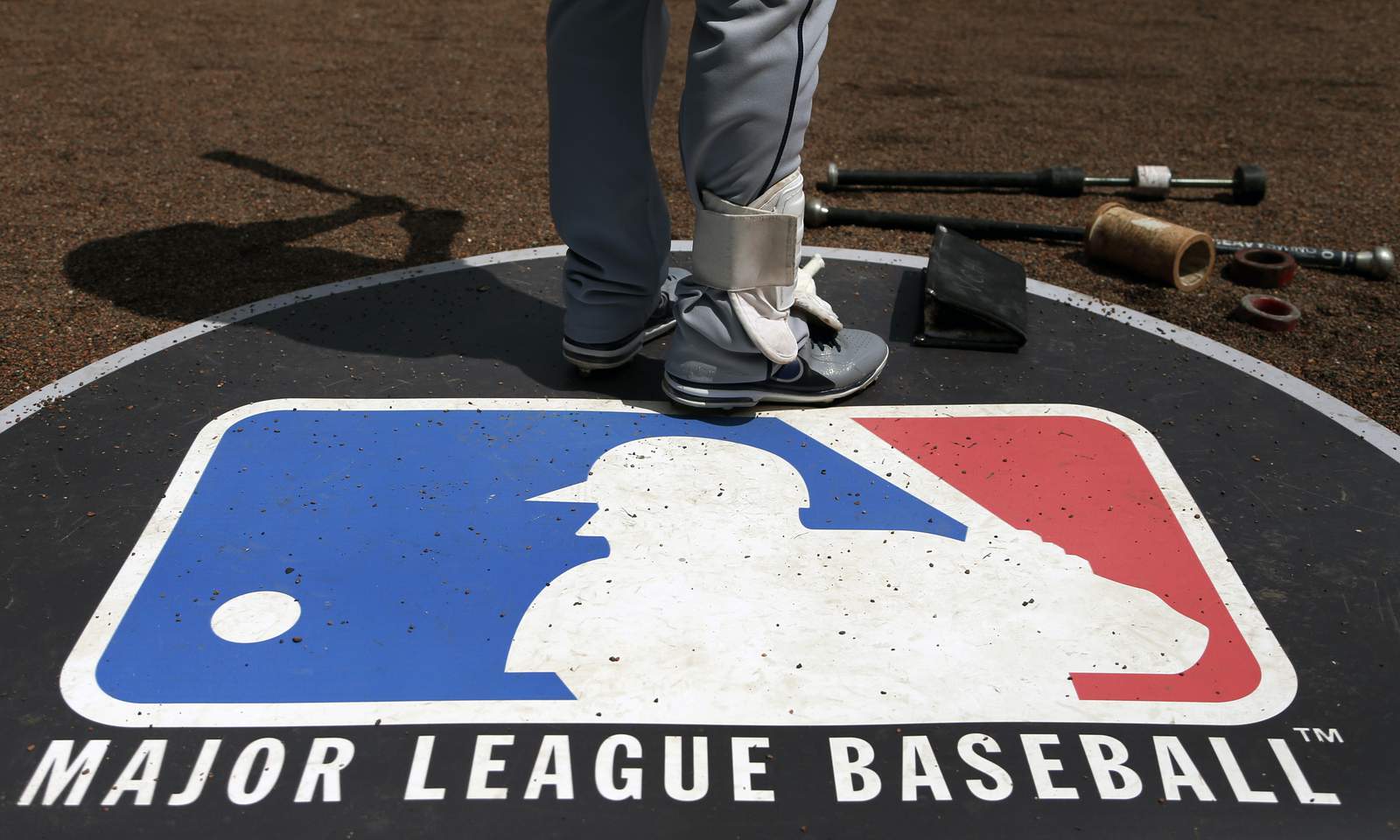 AP source: MLB spring training sites close amid virus worry
