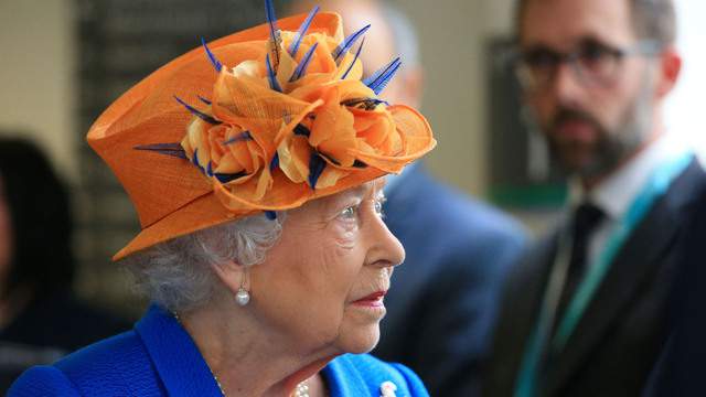 Queen visits victims injured in Manchester attack