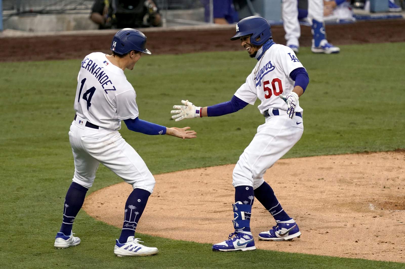 Betts homers, Dodgers beat Astros 8-1; LA fans still sore