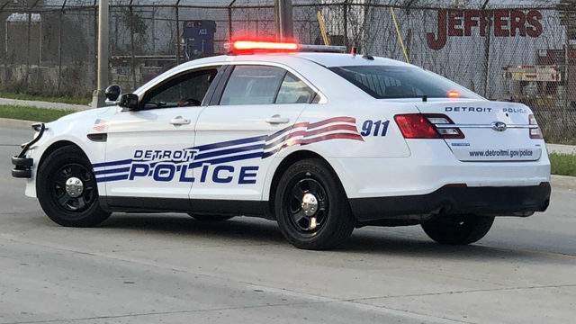 2-vehicle collision kills pedestrian on Detroit’s east side