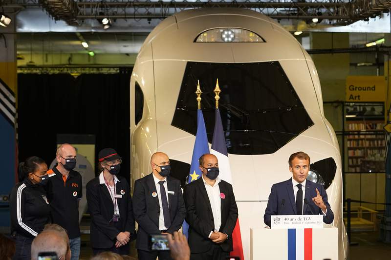 Photo of Macron dévoile un nouveau modèle de train à grande vitesse vert