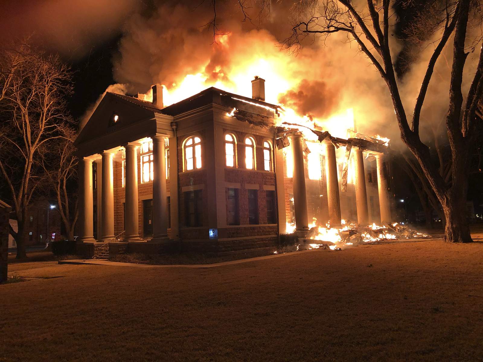 Arson suspected in massive fire at Texas courthouse