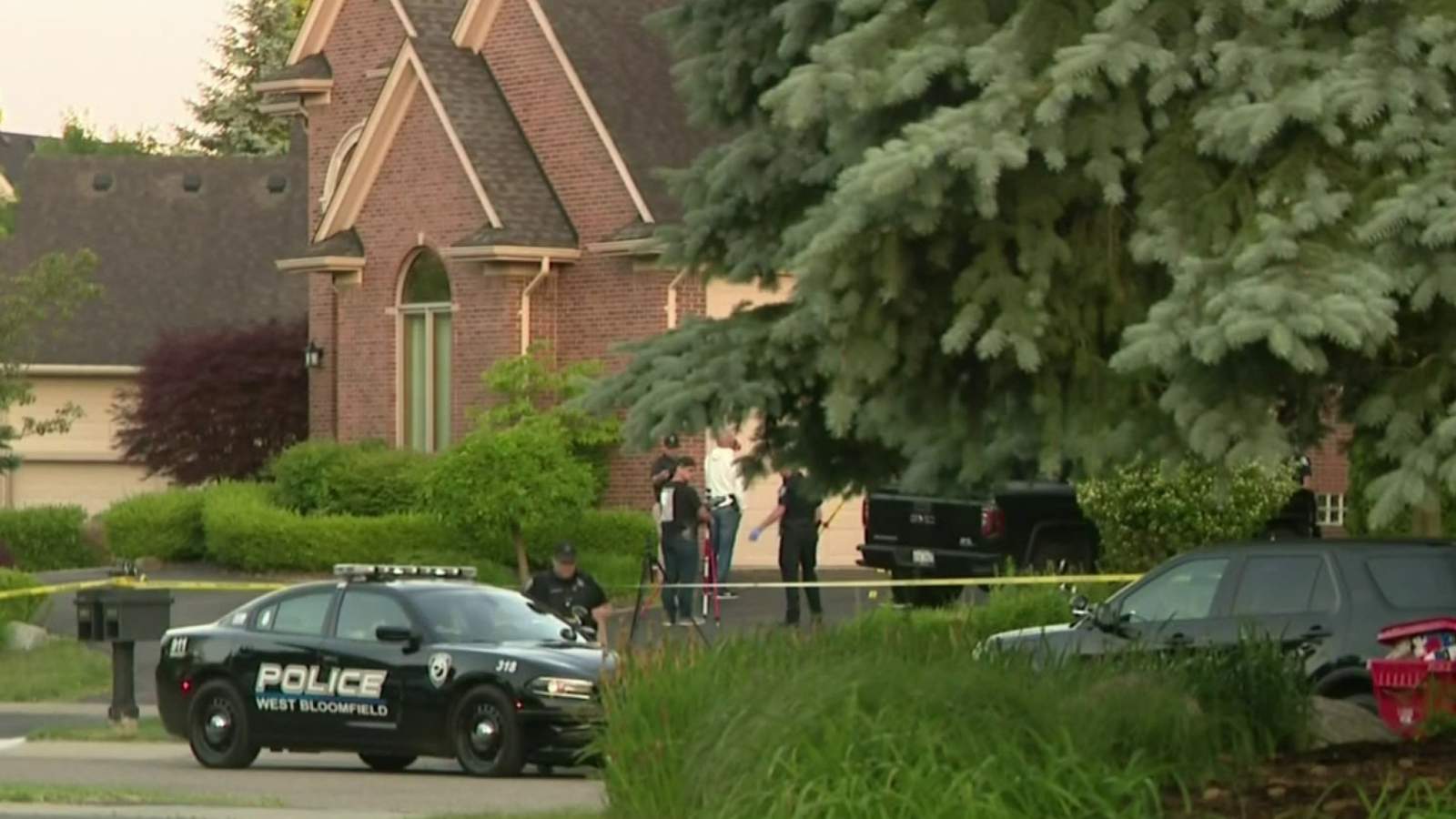 Police investigating after 1 killed, 2 injured in shooting at West Bloomfield home
