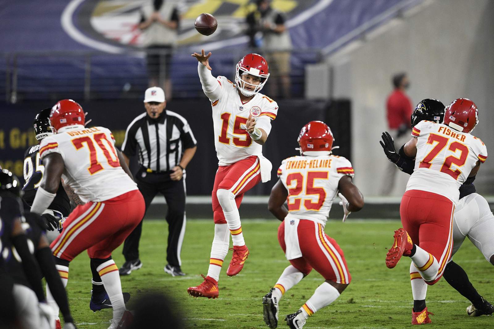 Mahomes outplays Jackson to lead Chiefs past Ravens 34-20
