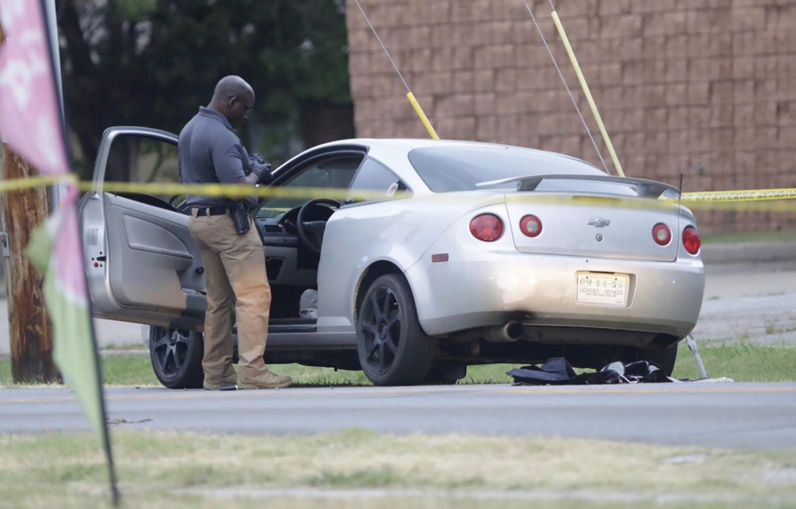 1 of 2 Oklahoma officers shot during traffic stop dies