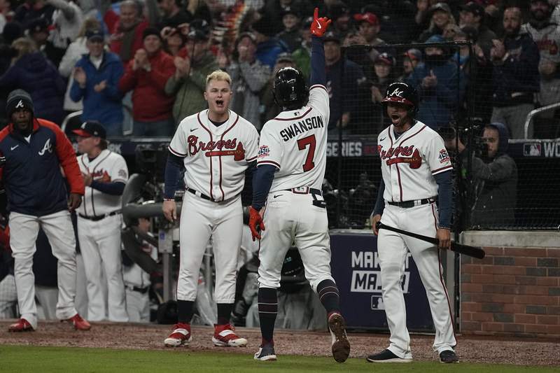 Swanson breaks out with tying HR to spark Braves' big inning