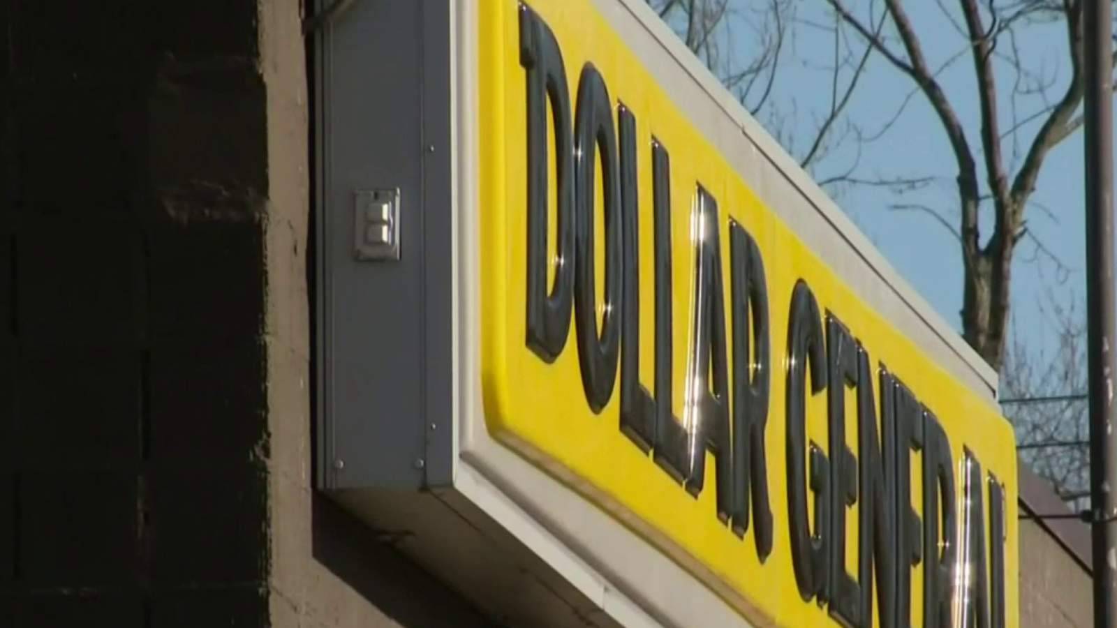 Couple robbed, assaulted outside dollar store on Detroit’s east side