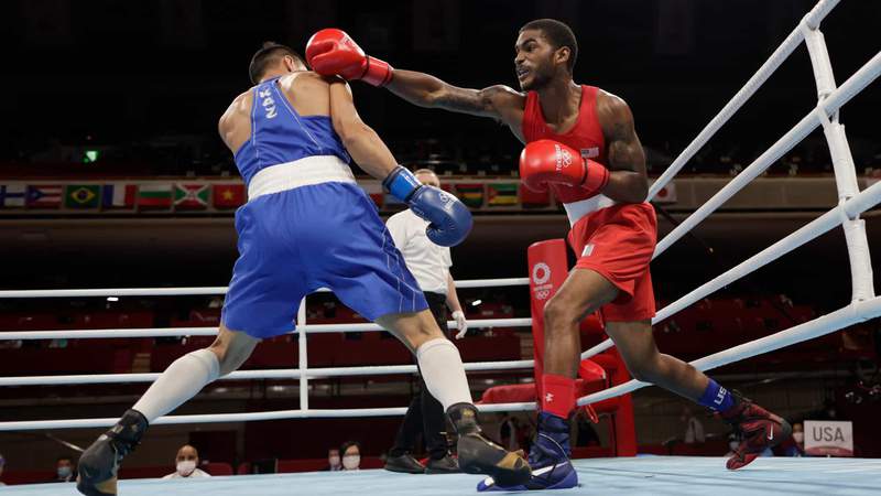 U.S. boxer Delante Johnson controls fight to reach quarterfinals