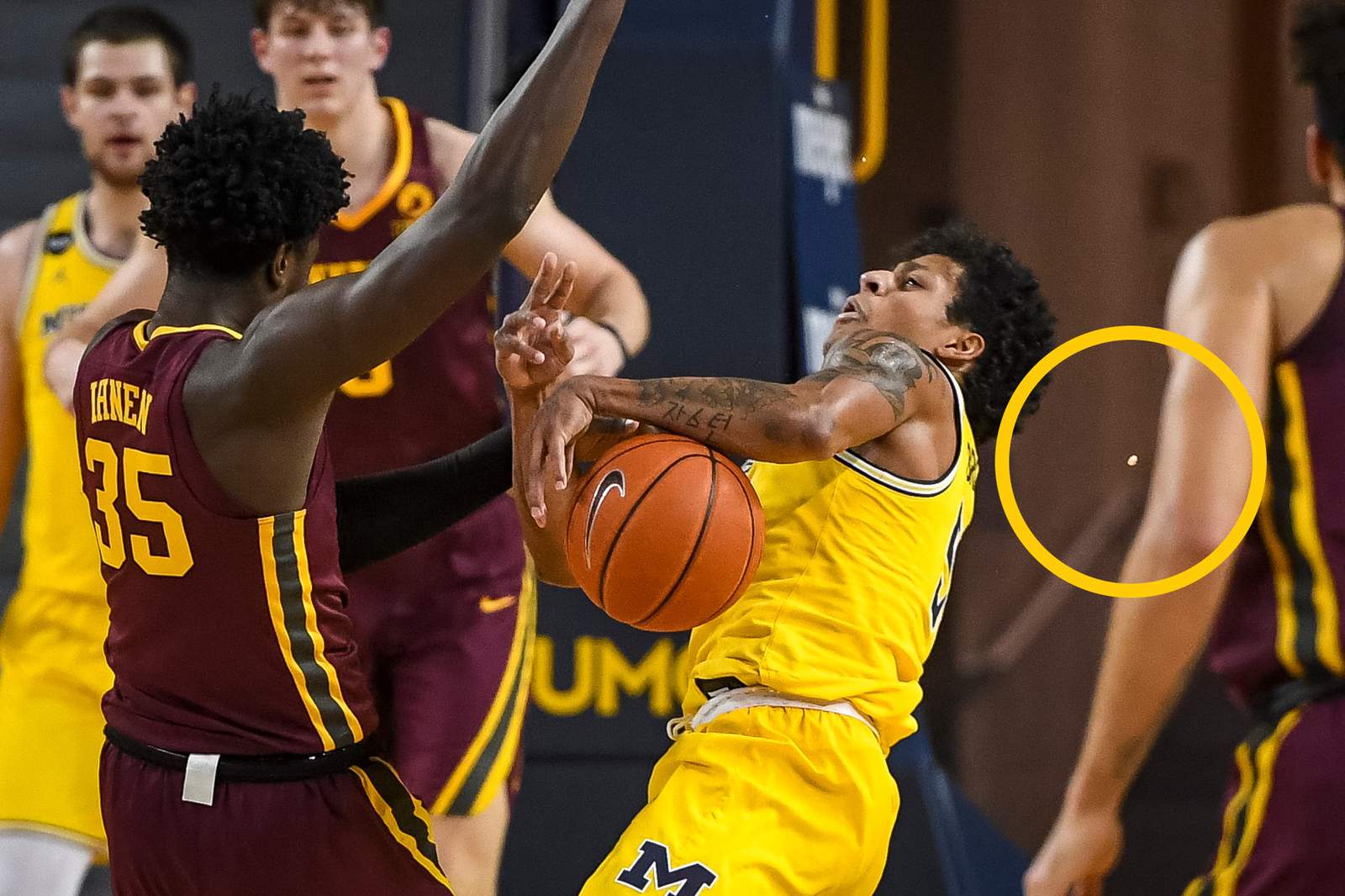Watch: Eli Brooks has tooth knocked out during Michigan basketball’s win over Minnesota