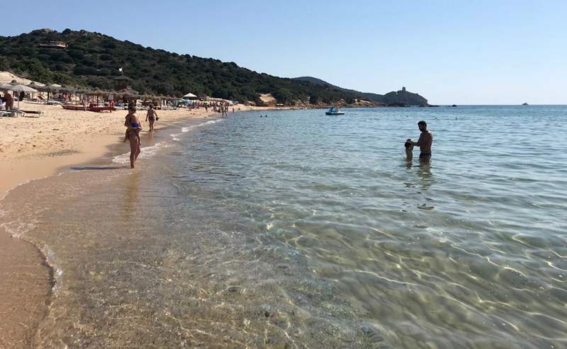 Italian police seize sand, shells; fine tourists in Sardinia