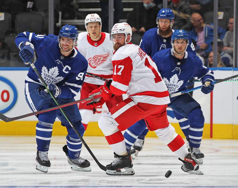 Tavares, Mrazek help Maple Leafs hold off Red Wings, 5-4