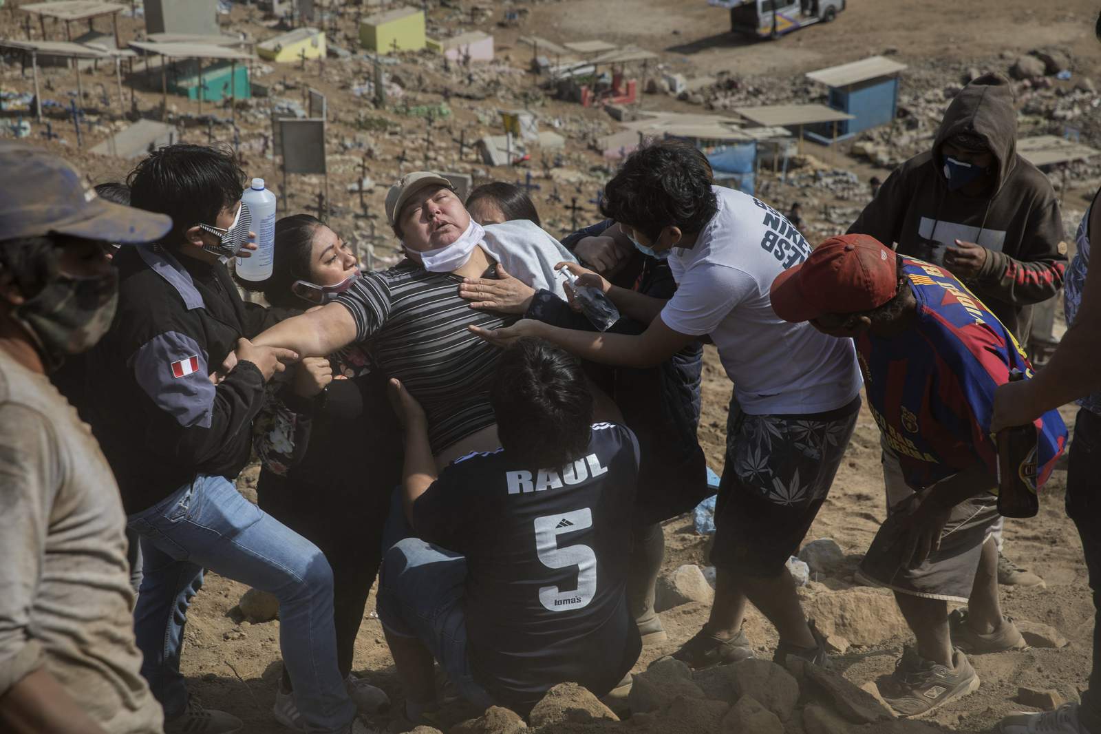 Peruvian families bury multiple members amid pandemic