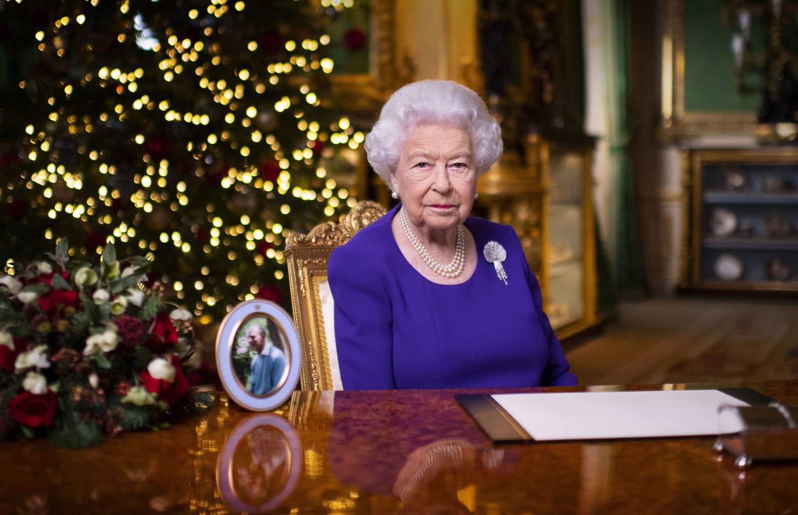 Queen Elizabeth pays tribute to 'kindness of strangers'