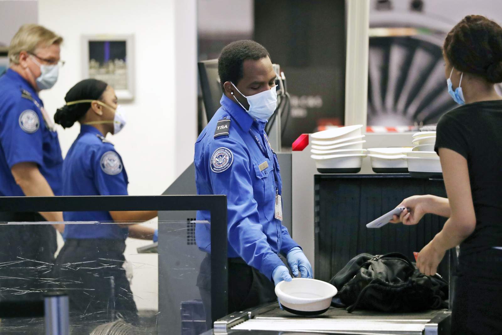 Most major US airlines ban guns in luggage for DC flights