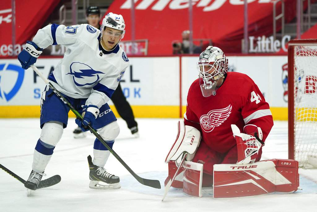 Red Wings hold-off Lightning 6-4 for rare victory