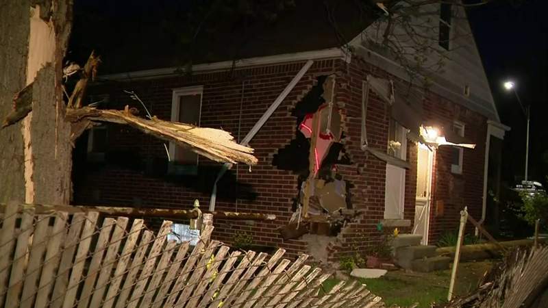 Car crashes into house on Detroit’s east side