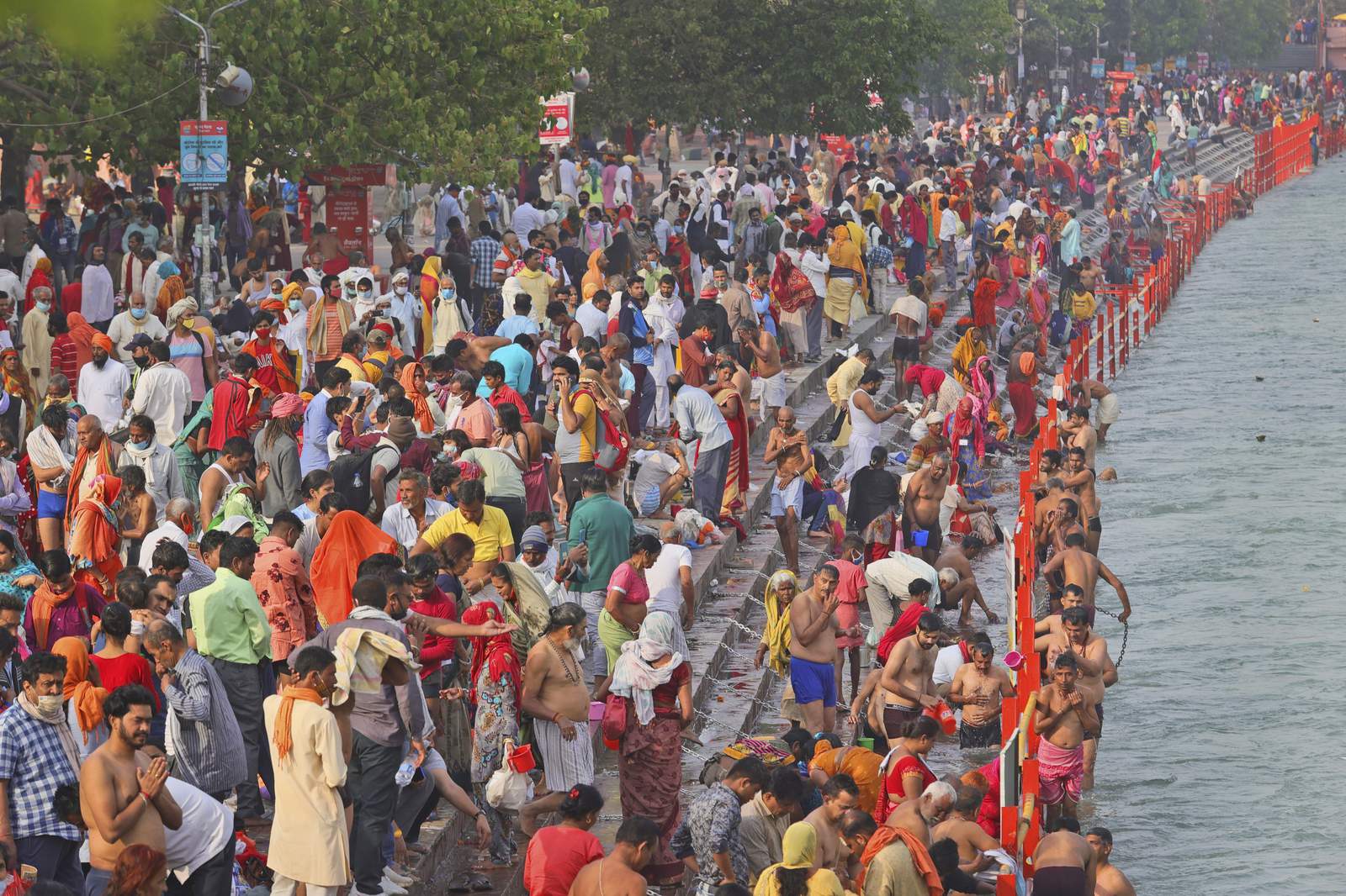 Huge gatherings at India's Hindu festival as virus surges