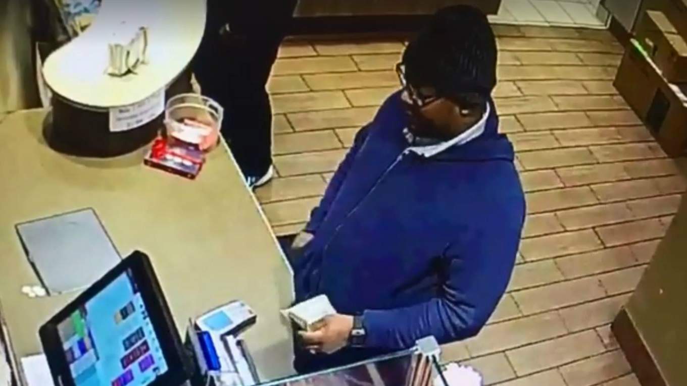 Dundee police seek quick change scammer who conned Tim Hortons cashier