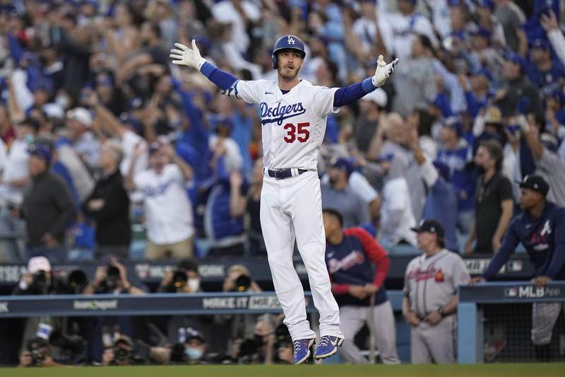 Bellinger, Betts rally Dodgers, cut Braves' NLCS lead to 2-1