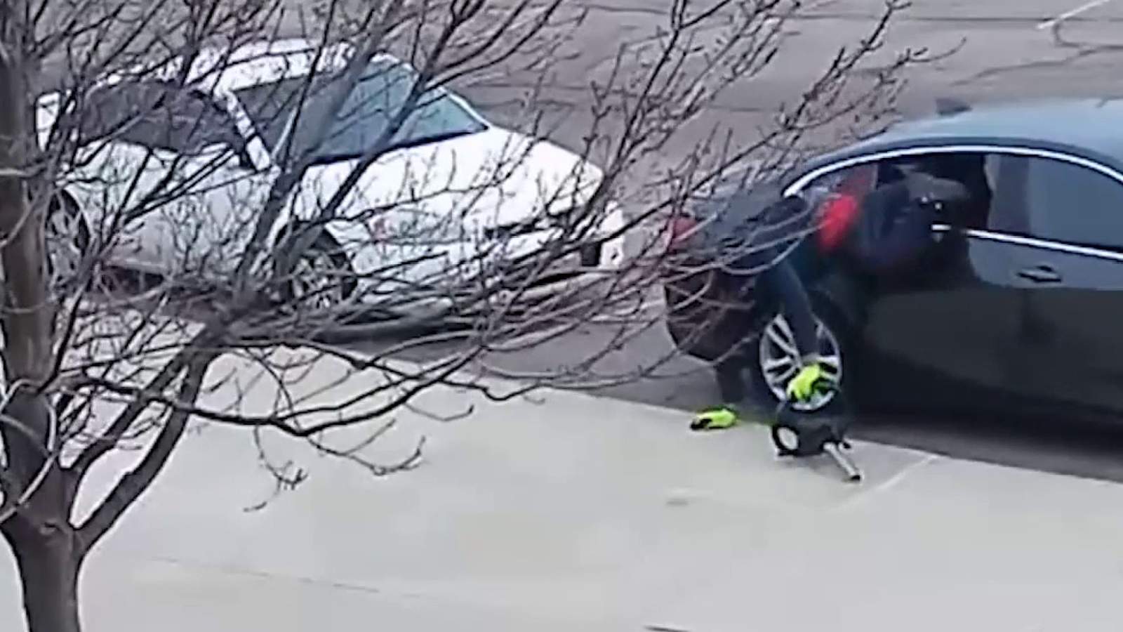 VIDEO: Man breaks into car, steals steering column on Detroit’s east side