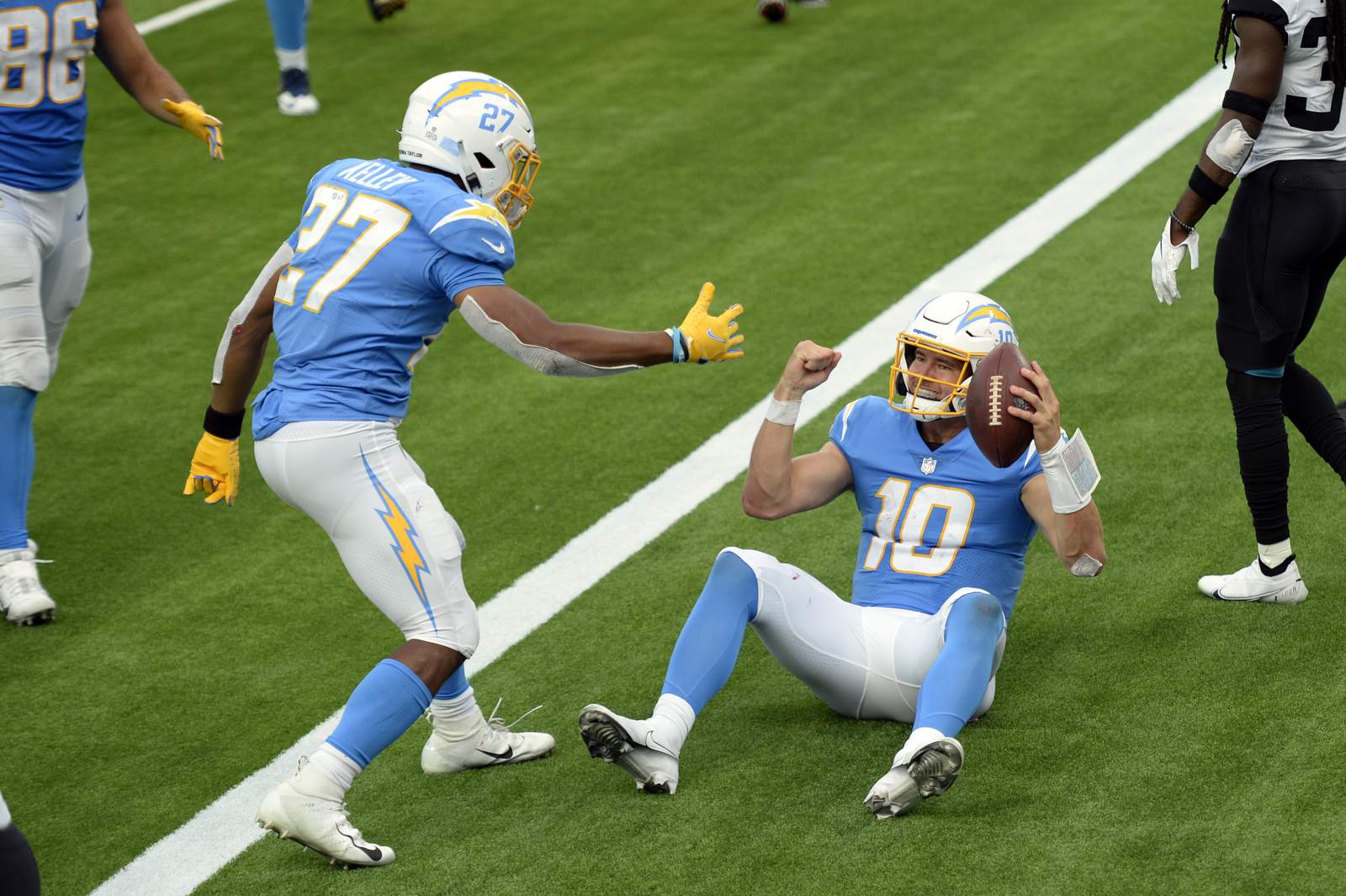 Herbert leads Chargers to 39-29 victory over Jaguars