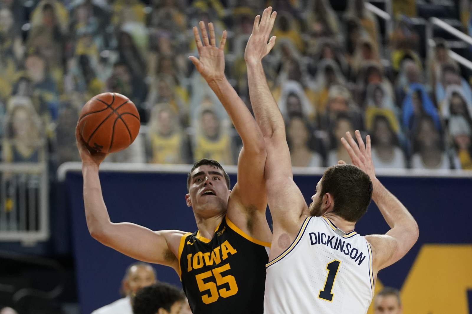 Hunter Dickinson out-duels Iowa star Luka Garza in Michigan basketball’s latest masterpiece