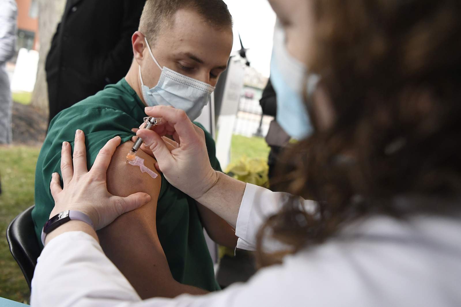 US vaccinations ramp up as feds weigh 2nd COVID-19 shot