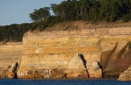 Kayaker dies, another missing off Pictured Rocks in UP