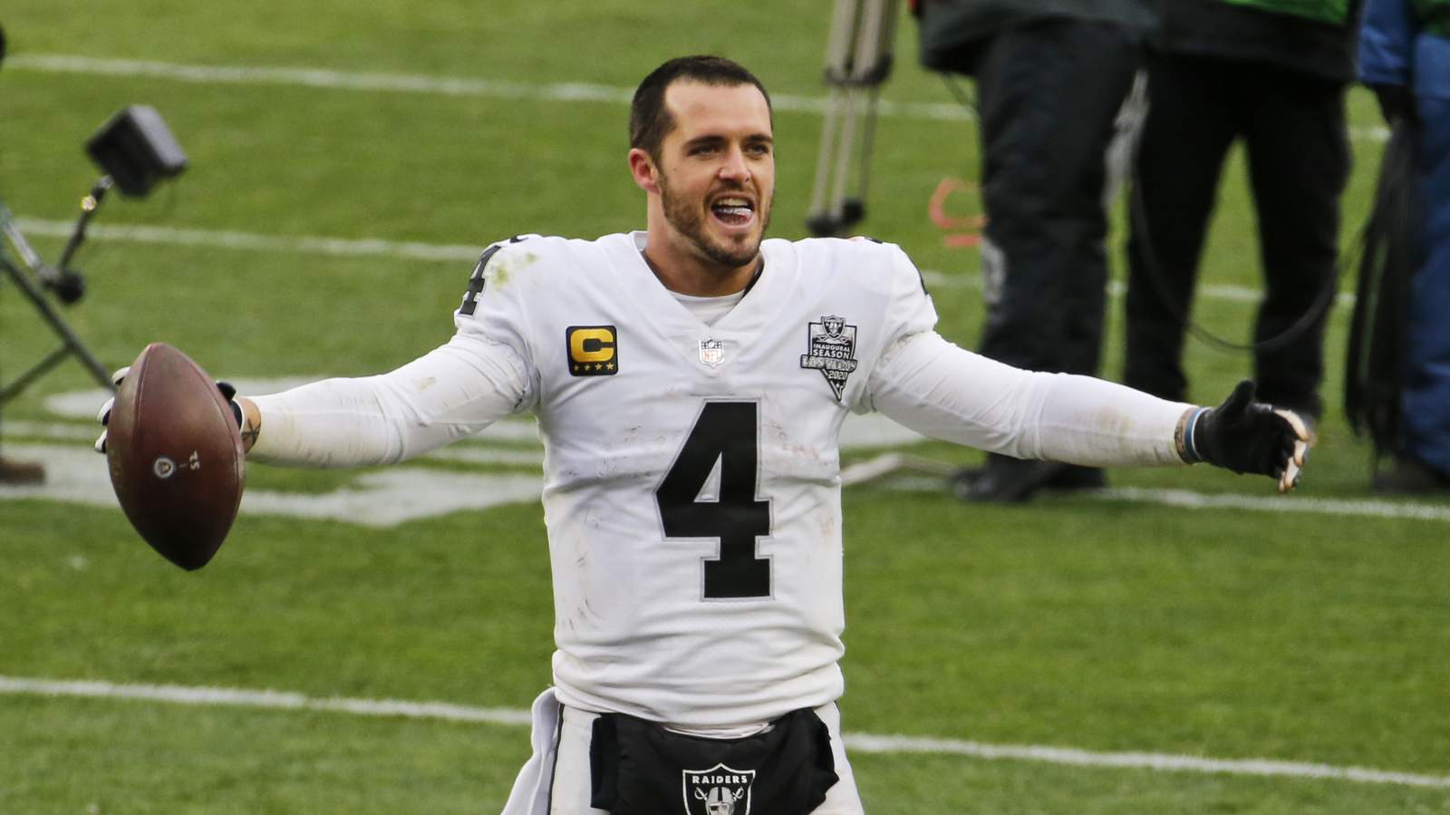 Carr, Raiders overcome windy, wintry weather to down Browns