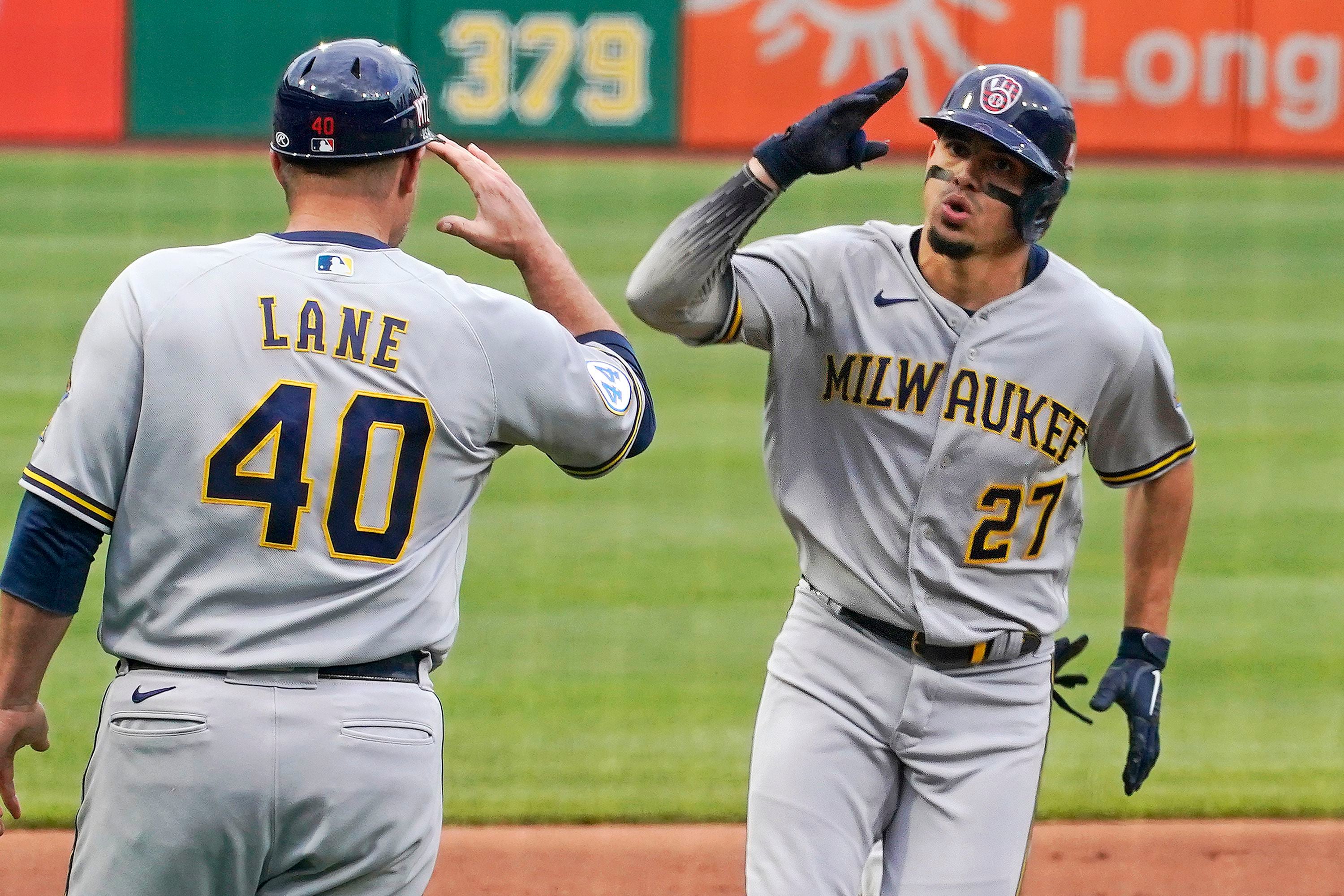 Brewers run win streak to 10 with 7-2 victory over Pirates