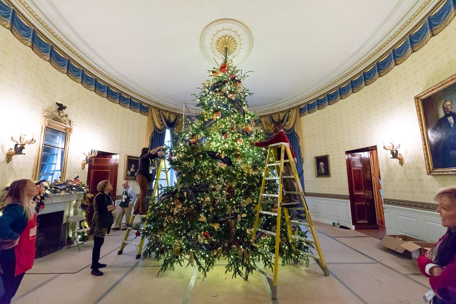 White House seeks volunteers for the upcoming holiday season