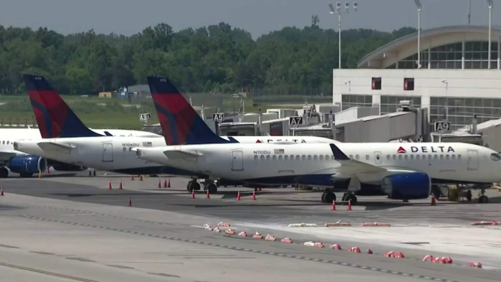 Delta to maintain social distancing while many other airlines end COVID-19 safety measures
