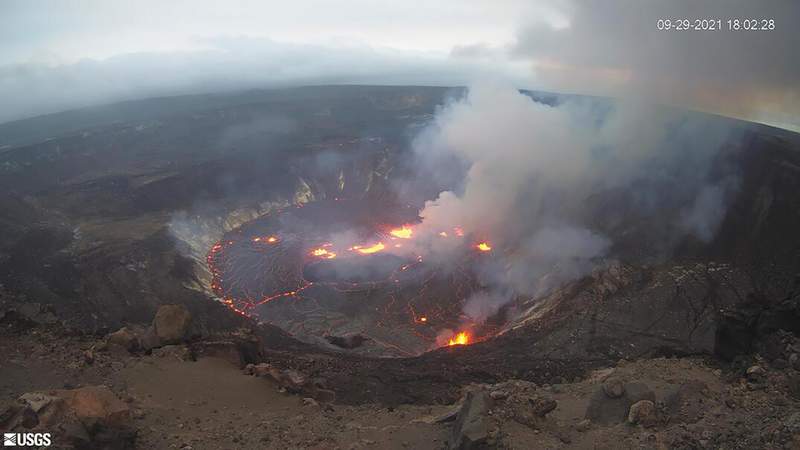 Hawaii's Kilauea volcano erupts, lava fountains form in park