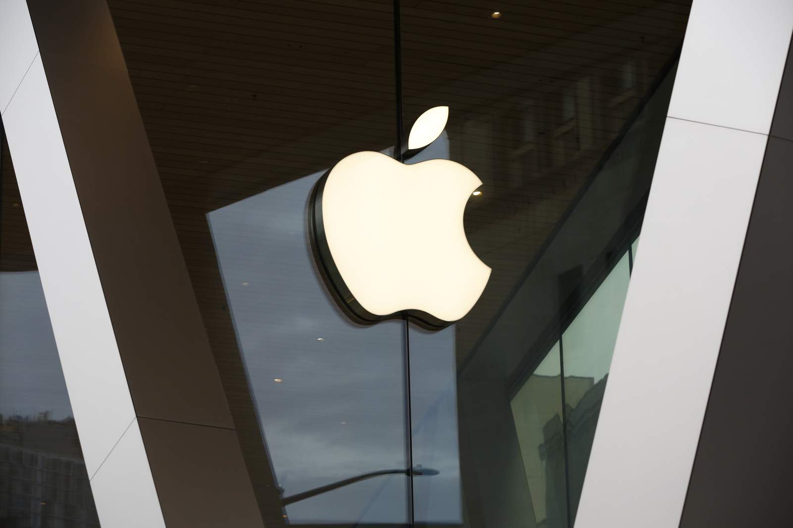 Apple closes stores in Michigan amid a sudden increase in COVID